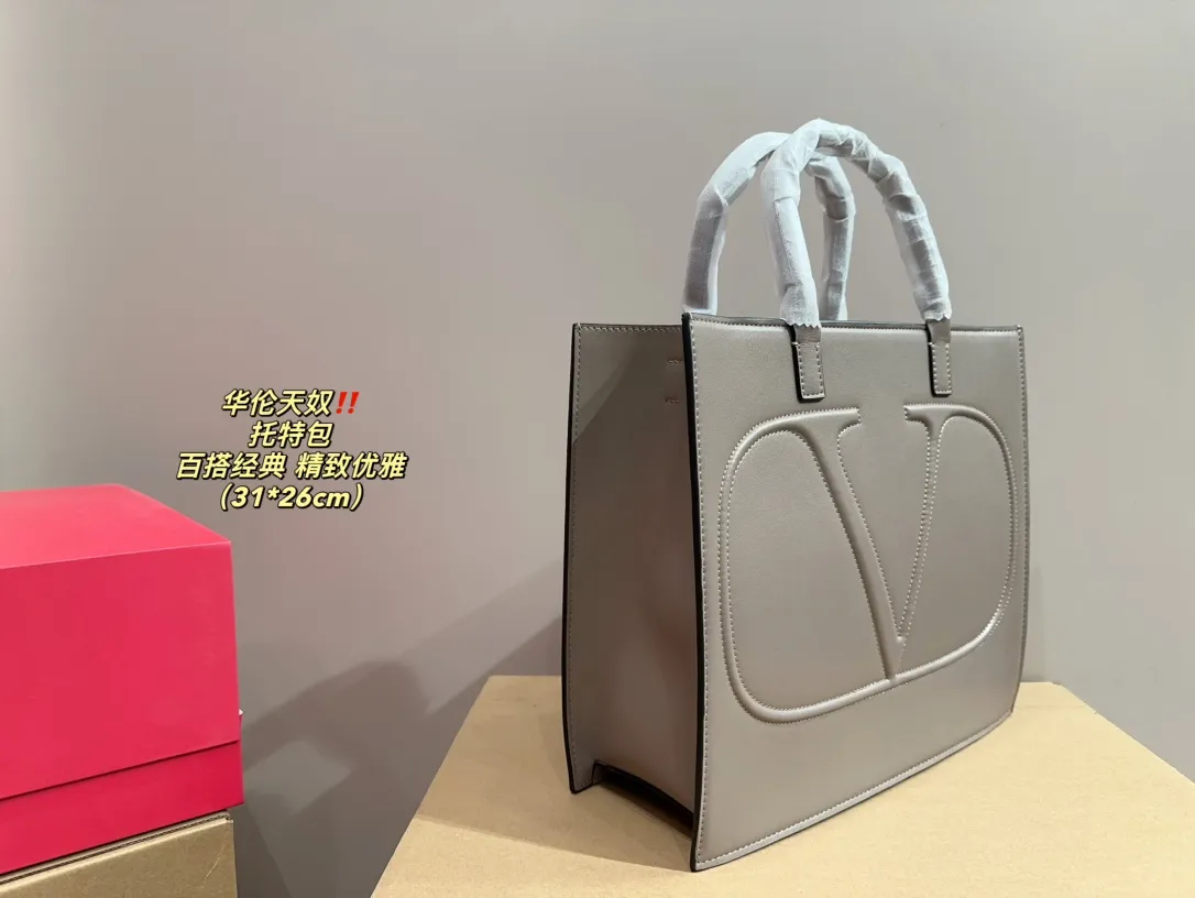 P370 comes with folding box ⚠️Size 31.26 Valentino tote bag, versatile and classic, exquisite one, really super invincible and cute, full of fairy spirit, a must-have for girls every day