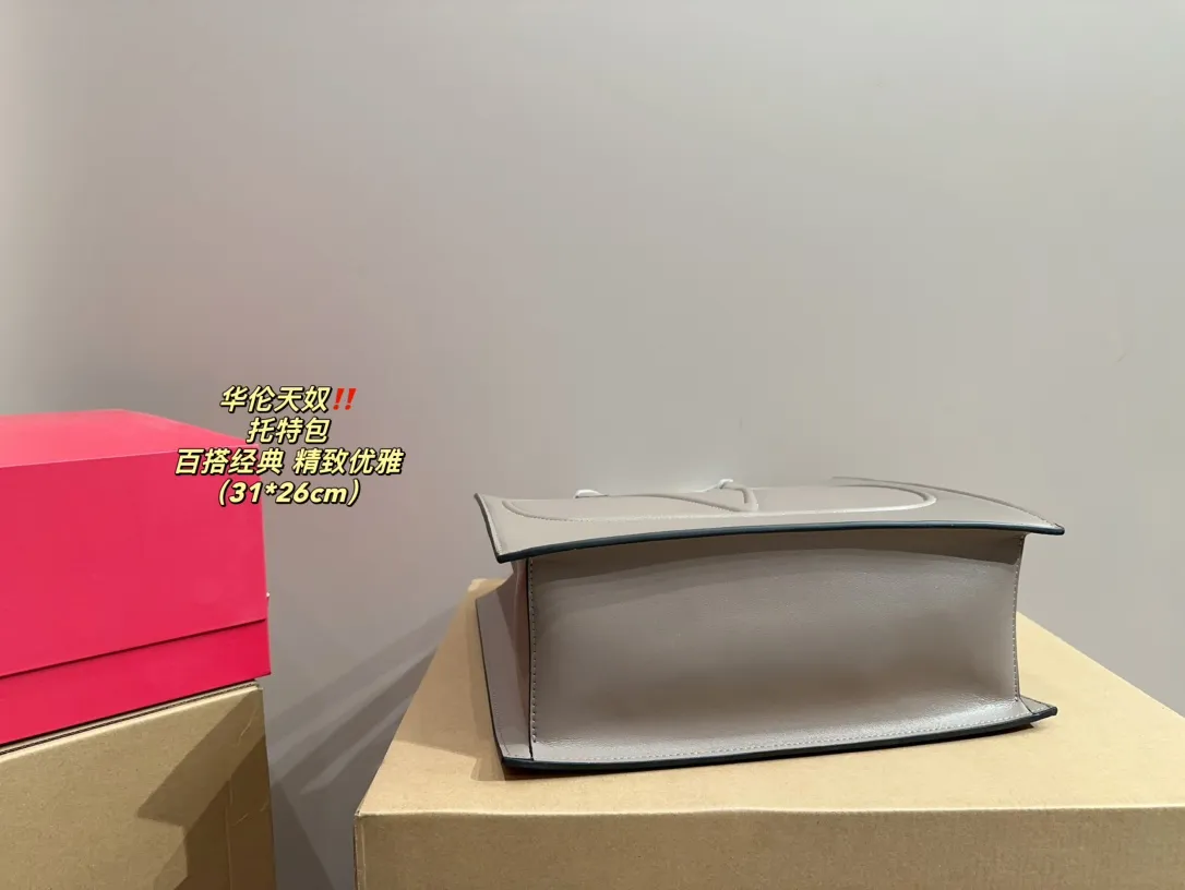 P370 comes with folding box ⚠️Size 31.26 Valentino tote bag, versatile and classic, exquisite one, really super invincible and cute, full of fairy spirit, a must-have for girls every day