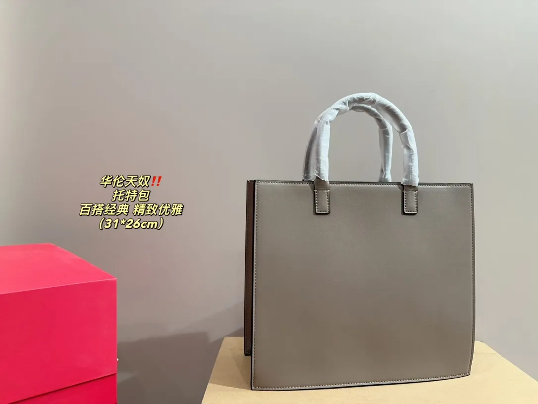 P370 comes with folding box ⚠️Size 31.26 Valentino tote bag, versatile and classic, exquisite one, really super invincible and cute, full of fairy spirit, a must-have for girls every day