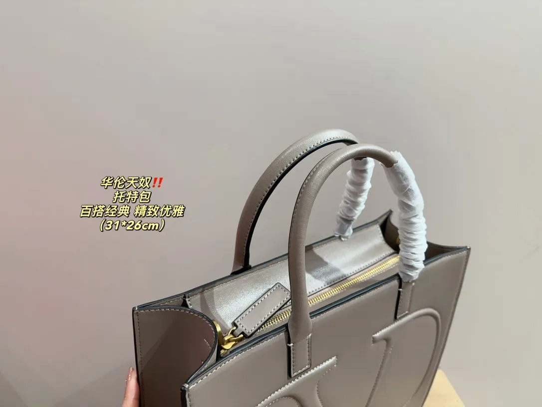 P370 comes with folding box ⚠️Size 31.26 Valentino tote bag, versatile and classic, exquisite one, really super invincible and cute, full of fairy spirit, a must-have for girls every day
