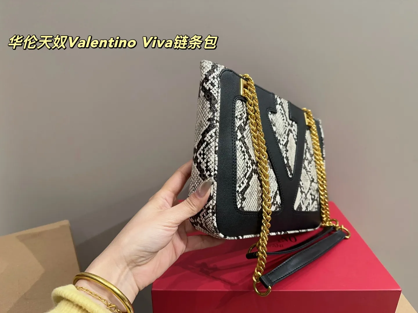 P410 with box⚠️Size 26.19 Valentino Viva chain bag