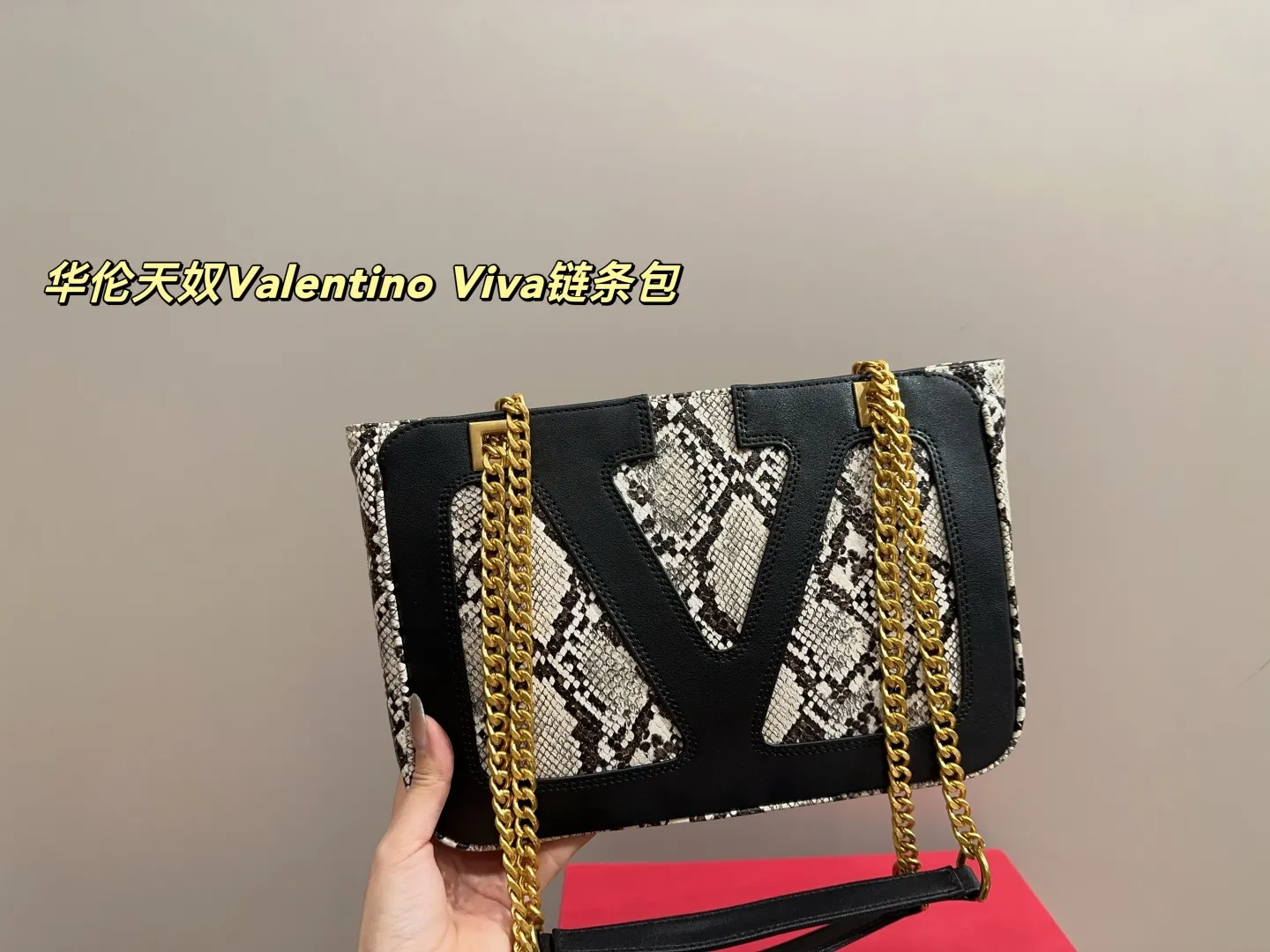 P410 with box⚠️Size 26.19 Valentino Viva chain bag