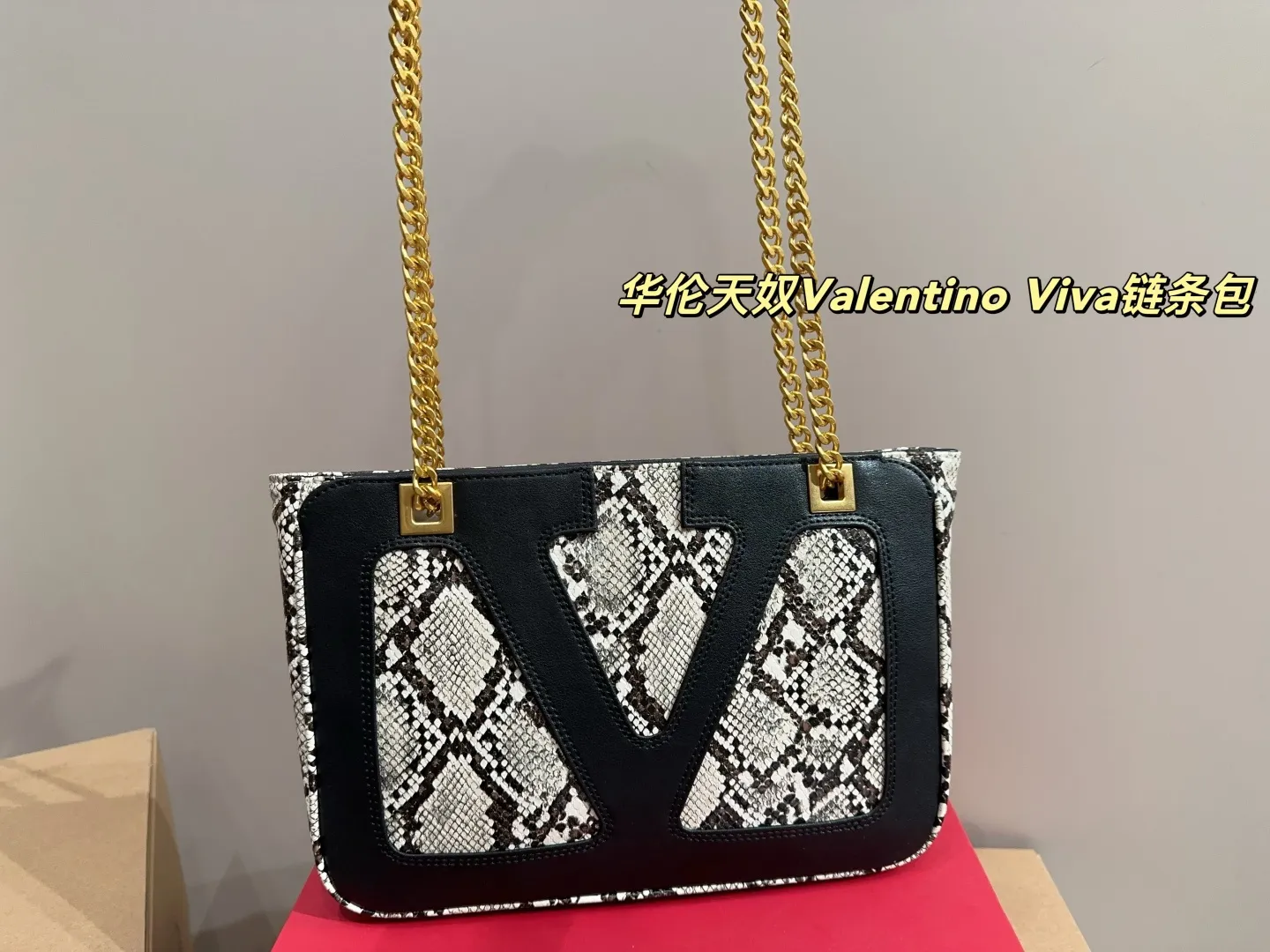 P410 with box⚠️Size 26.19 Valentino Viva chain bag