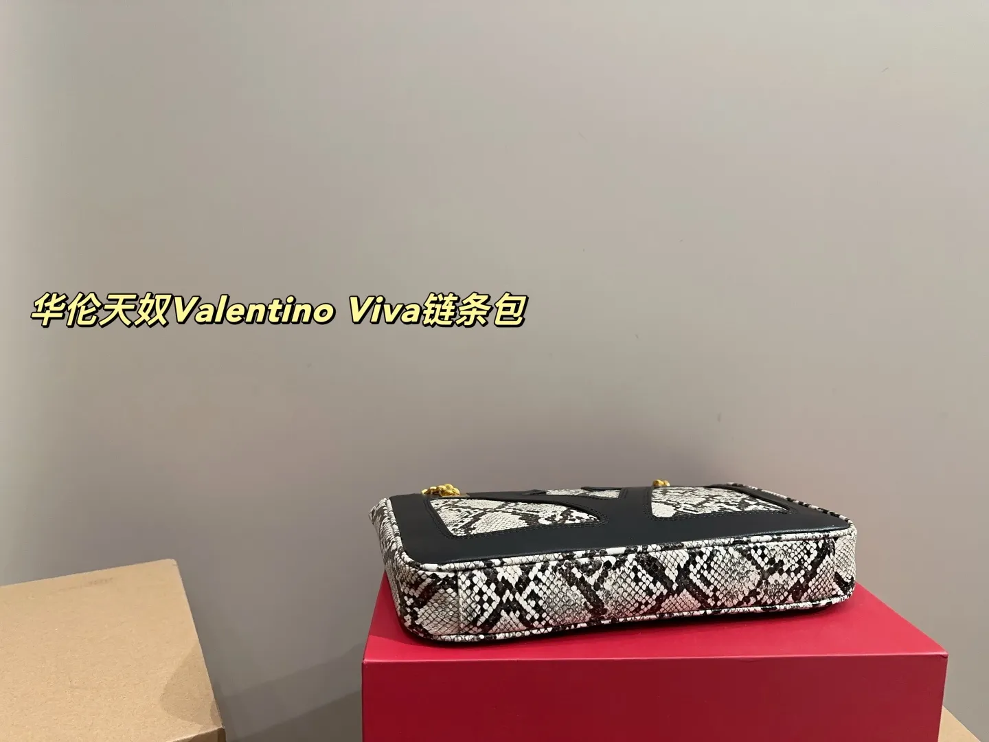 P410 with box⚠️Size 26.19 Valentino Viva chain bag