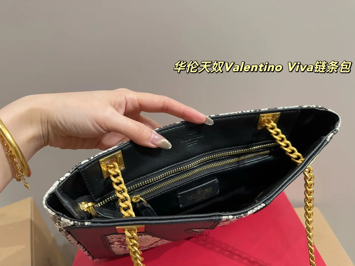 P410 with box⚠️Size 26.19 Valentino Viva chain bag