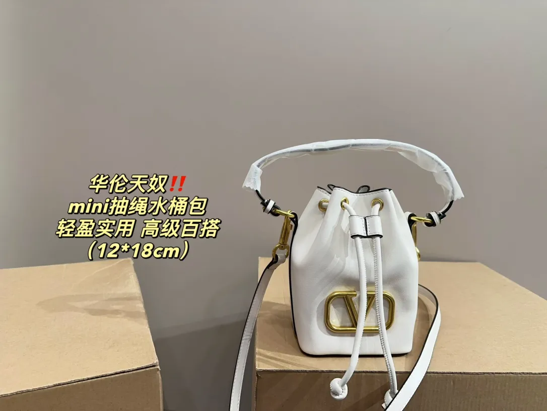 P310 comes with folding box ⚠️Size 12.18 Valentino mini drawstring bucket bag. The texture is very soft. The chain and logo are all gold. Sisters, don’t worry. This bag is very light, and I think it is very practical. It is very easy to match and the capacity is quite large. Basically, when we girls go out, we can put daily things in it. The black color with gold logo and chain looks really high-end and very attractive.