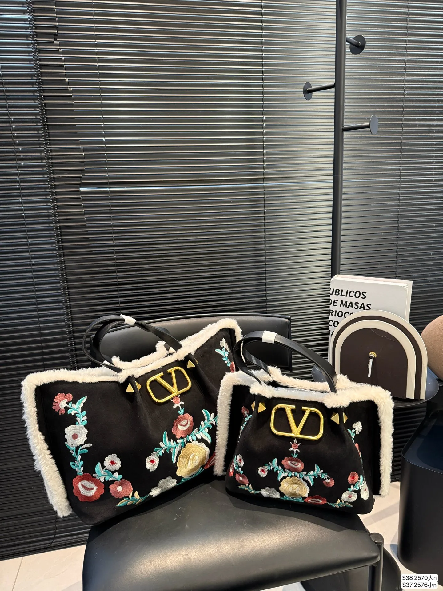 Large size P480 Small size P470 This time Valentino has really enlarged the trick. It is favored by stars from all walks of life ~ The simple design is not only full of art but also exquisite. Advanced sizes: large 37 25 small 25 20 Item number large 2570 small 2576