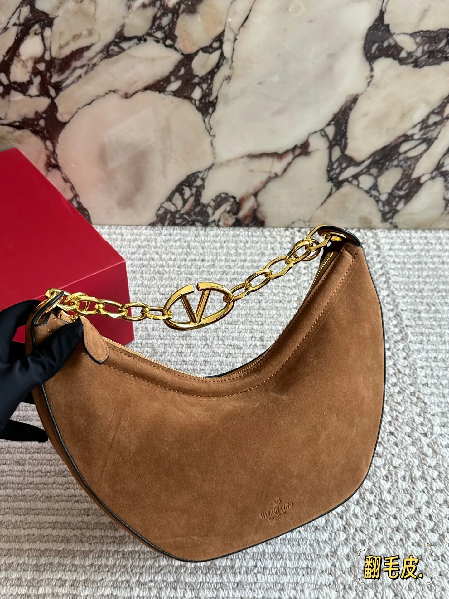 💰 400 Comes with box Suede size: 30 15cm Valentino New product! Who can resist this style? It’s totally okay to wear in spring, summer, autumn and winter~