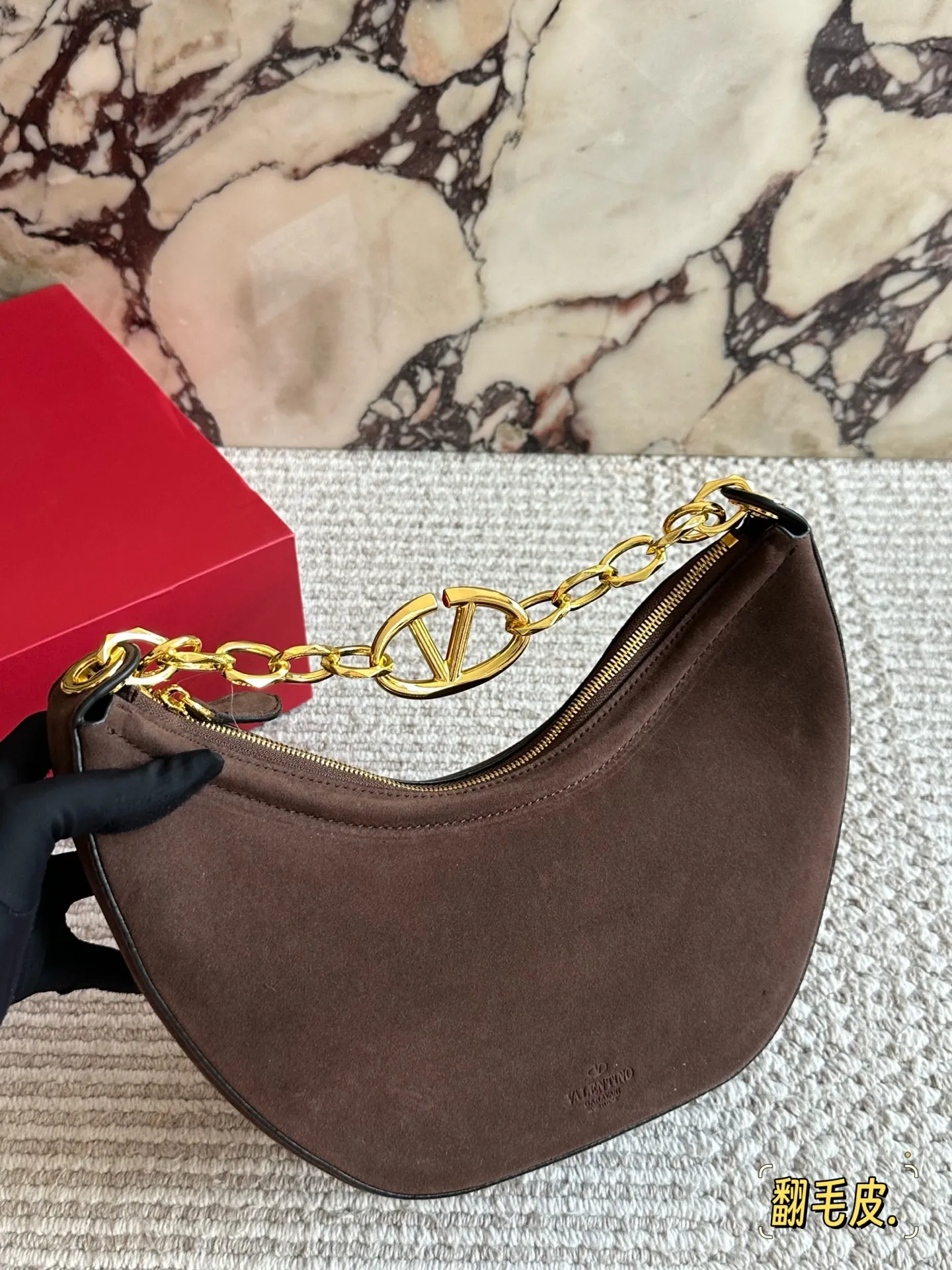 💰 400 Comes with box Suede size: 30 15cm Valentino New product! Who can resist this style? It’s totally okay to wear in spring, summer, autumn and winter~