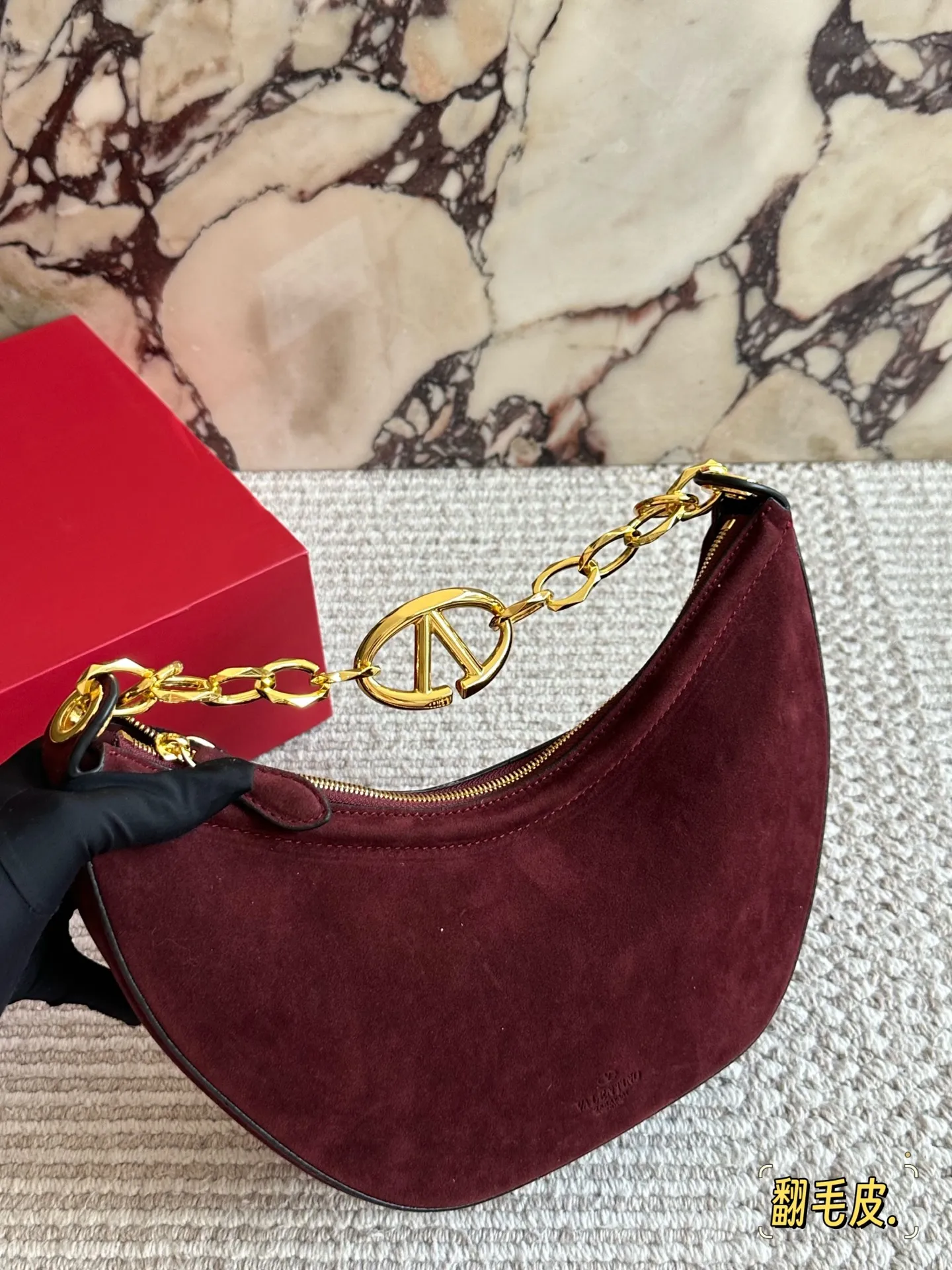 💰 400 Comes with box Suede size: 30 15cm Valentino New product! Who can resist this style? It’s totally okay to wear in spring, summer, autumn and winter~