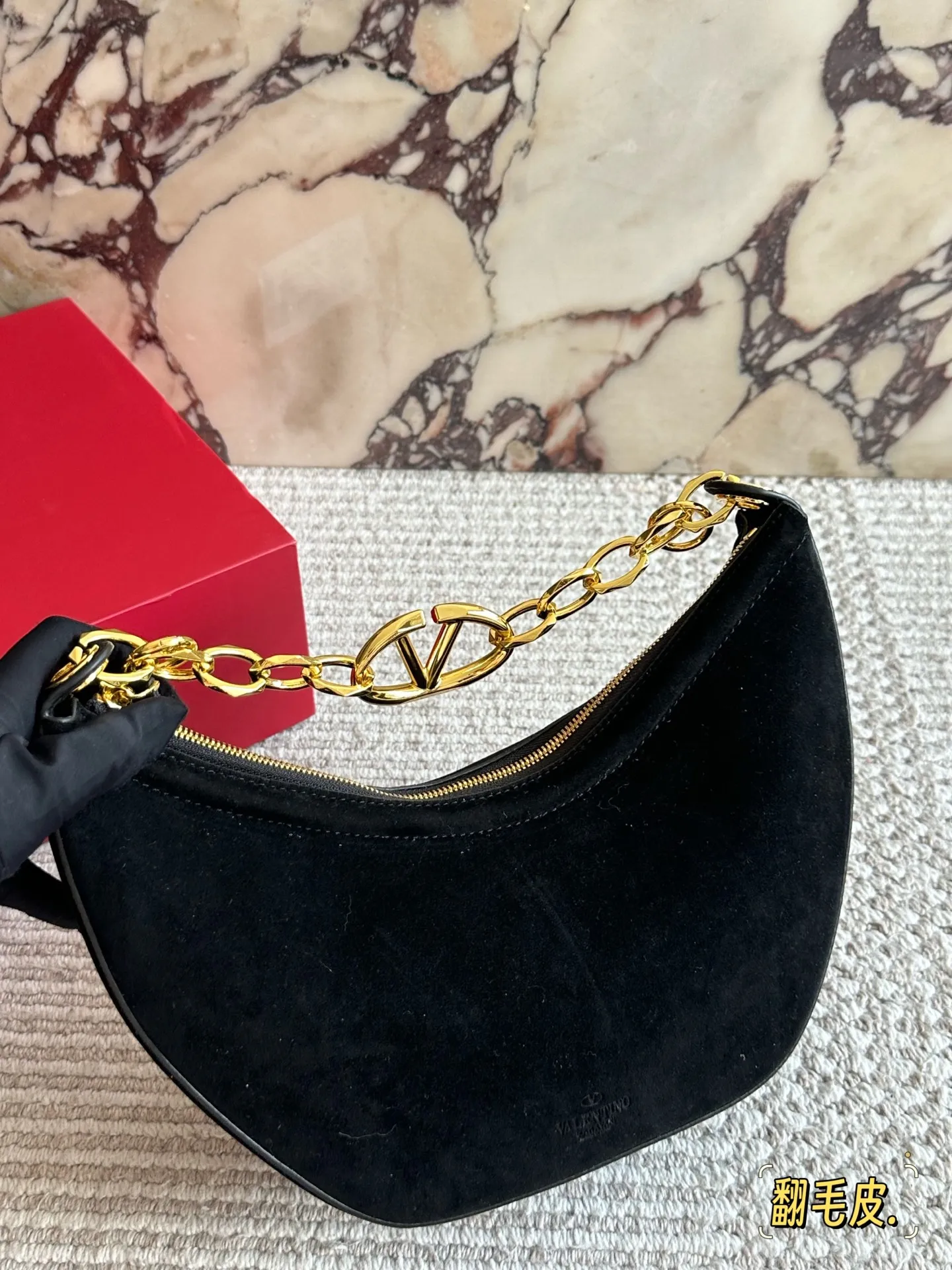 💰 400 Comes with box Suede size: 30 15cm Valentino New product! Who can resist this style? It’s totally okay to wear in spring, summer, autumn and winter~