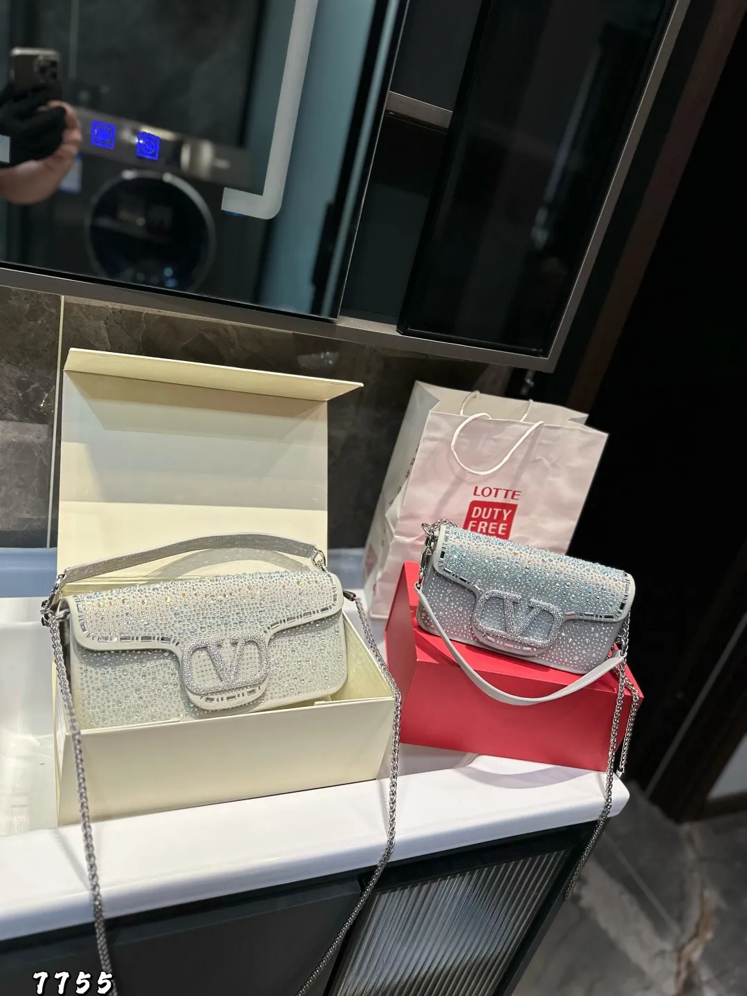 ❤️P370P360 (gift box packaging)❤️ This time Valentino has really stepped up its game. It is favored by stars from all walks of life ~ The simple design is not only full of art but also exquisite. Advanced sizes: large size 28 13.5 small size 20 11