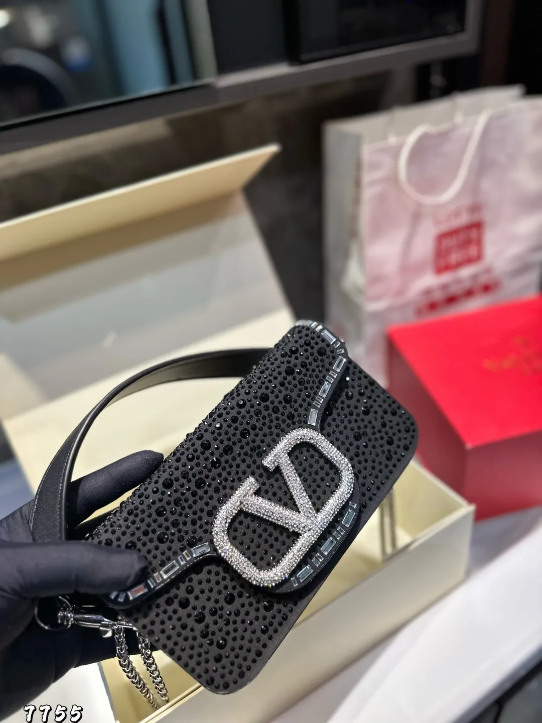 ❤️P370P360 (gift box packaging)❤️ This time Valentino has really stepped up its game. It is favored by stars from all walks of life ~ The simple design is not only full of art but also exquisite. Advanced sizes: large size 28 13.5 small size 20 11
