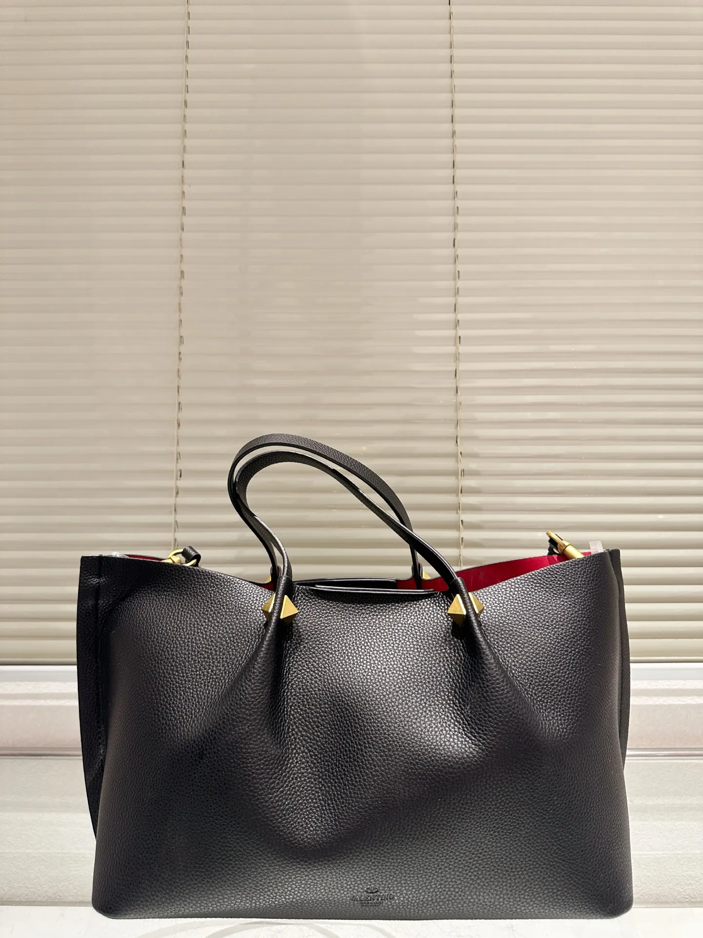 P360 Unboxed⚠️Size 37*24 Valentino Tote bag has unlimited charm and unleashes your fashion attitude. It has a unique appearance and many cute colors to choose from. It is a fashion item not to be missed. It is different from the softness of canvas bags. It gives a free and easy feeling when carried on the body. It is super textured and is loved by fashionistas.