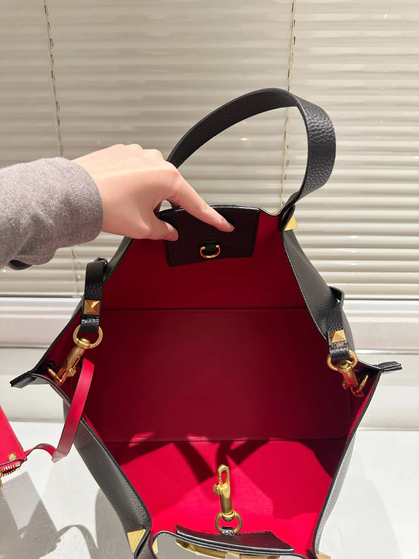 P360 Unboxed⚠️Size 37*24 Valentino Tote bag has unlimited charm and unleashes your fashion attitude. It has a unique appearance and many cute colors to choose from. It is a fashion item not to be missed. It is different from the softness of canvas bags. It gives a free and easy feeling when carried on the body. It is super textured and is loved by fashionistas.