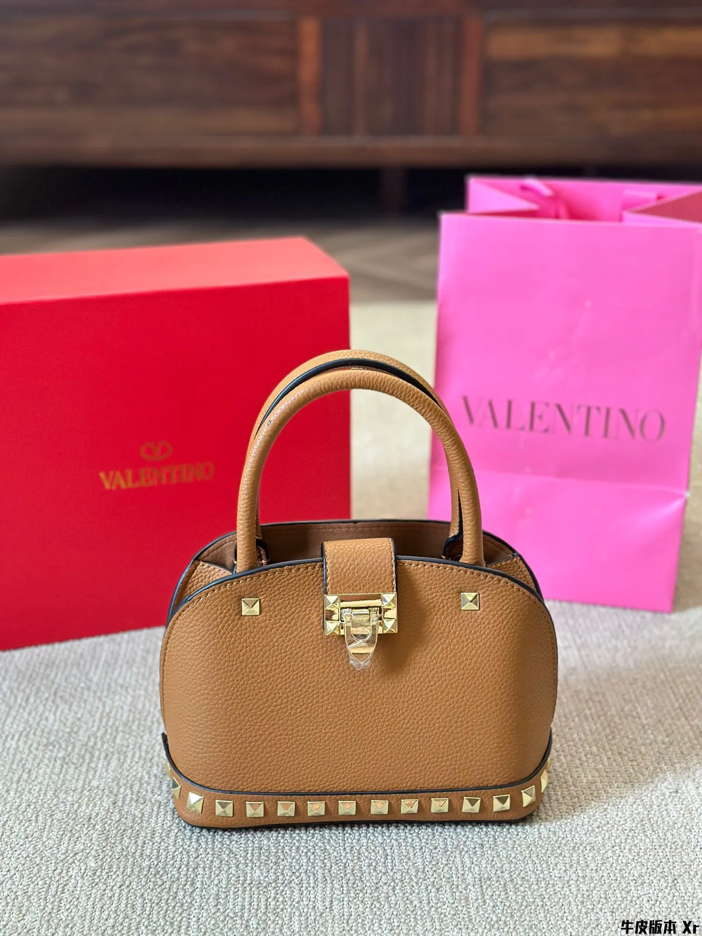 Cowhide version p370 VALENTINO Valentino women's Loco calfskin handbag crossbody bag new Rockstud Alcove accessories series iconic vlogo Signature avant-garde shape creates a unique and attractive charm. Folding gift box packaging size 22 16cm