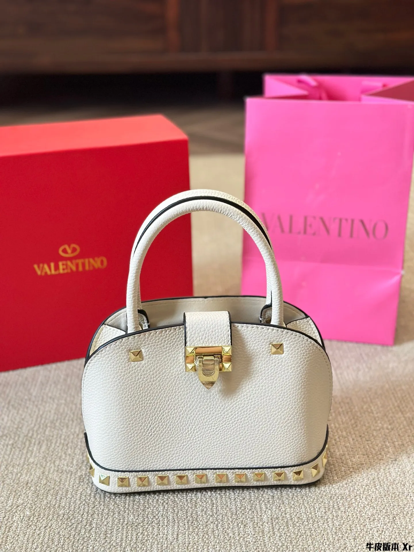 Cowhide version p370 VALENTINO Valentino women's Loco calfskin handbag crossbody bag new Rockstud Alcove accessories series iconic vlogo Signature avant-garde shape creates a unique and attractive charm. Folding gift box packaging size 22 16cm