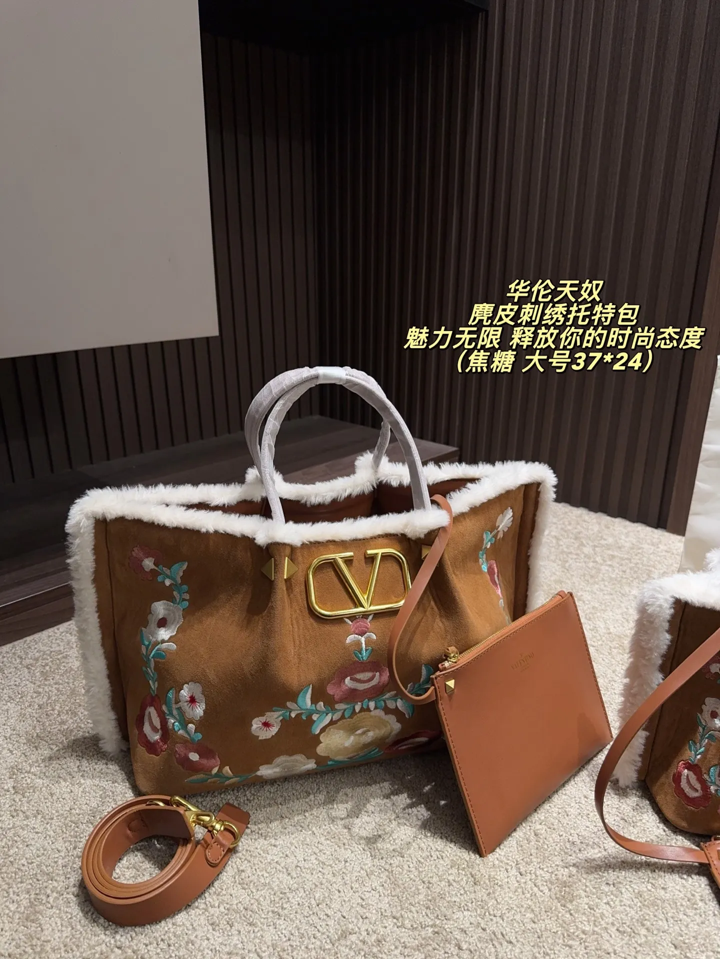 Large p480 without box ⚠️ size 37*24 Small size P470 without box ⚠️ size 25*19 Valentino suede embroidered tote bag has unlimited charm and unleashes your fashion attitude. It has a unique appearance and many cute colors to choose from. It is a fashion item not to be missed. Different from the softness of canvas bags, it creates a free and easy feeling when carried on the body. It is super textured and is loved by fashionistas.