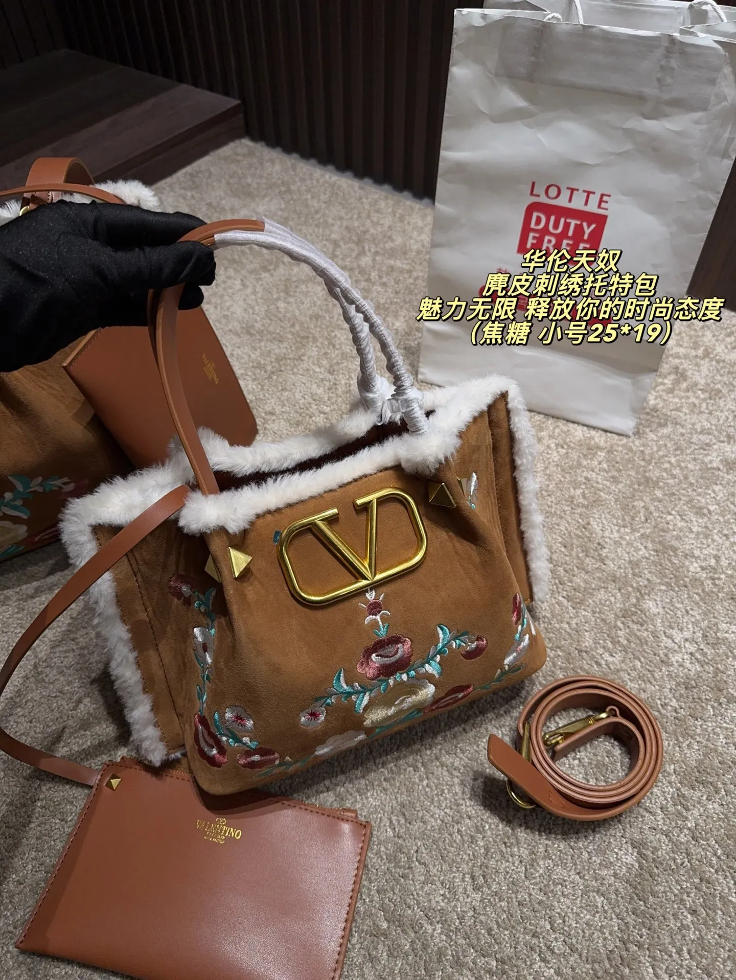 Large p480 without box ⚠️ size 37*24 Small size P470 without box ⚠️ size 25*19 Valentino suede embroidered tote bag has unlimited charm and unleashes your fashion attitude. It has a unique appearance and many cute colors to choose from. It is a fashion item not to be missed. Different from the softness of canvas bags, it creates a free and easy feeling when carried on the body. It is super textured and is loved by fashionistas.