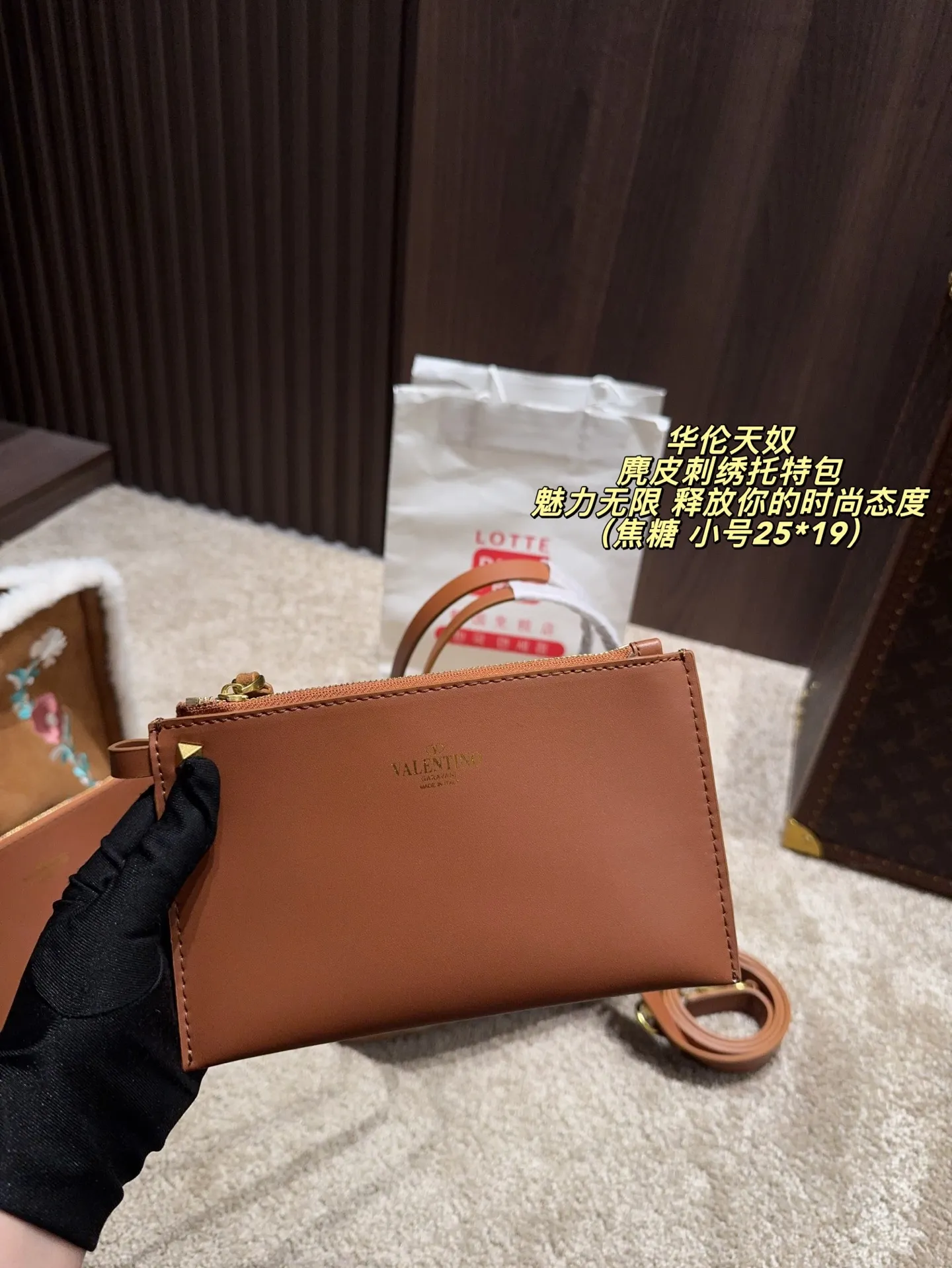 Large p480 without box ⚠️ size 37*24 Small size P470 without box ⚠️ size 25*19 Valentino suede embroidered tote bag has unlimited charm and unleashes your fashion attitude. It has a unique appearance and many cute colors to choose from. It is a fashion item not to be missed. Different from the softness of canvas bags, it creates a free and easy feeling when carried on the body. It is super textured and is loved by fashionistas.