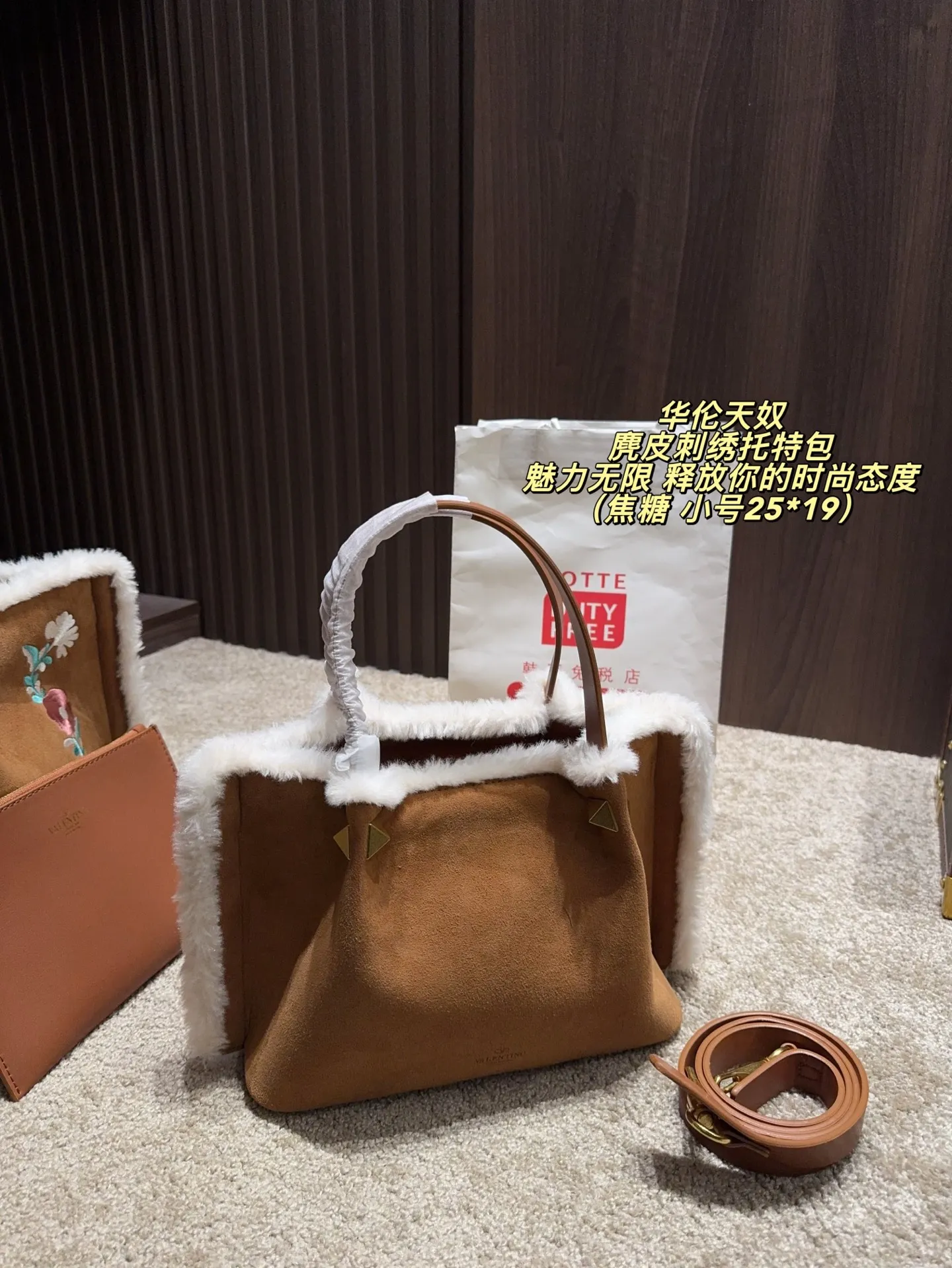 Large p480 without box ⚠️ size 37*24 Small size P470 without box ⚠️ size 25*19 Valentino suede embroidered tote bag has unlimited charm and unleashes your fashion attitude. It has a unique appearance and many cute colors to choose from. It is a fashion item not to be missed. Different from the softness of canvas bags, it creates a free and easy feeling when carried on the body. It is super textured and is loved by fashionistas.