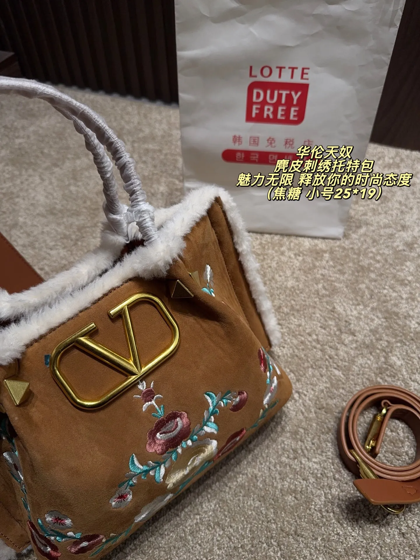 Large p480 without box ⚠️ size 37*24 Small size P470 without box ⚠️ size 25*19 Valentino suede embroidered tote bag has unlimited charm and unleashes your fashion attitude. It has a unique appearance and many cute colors to choose from. It is a fashion item not to be missed. Different from the softness of canvas bags, it creates a free and easy feeling when carried on the body. It is super textured and is loved by fashionistas.