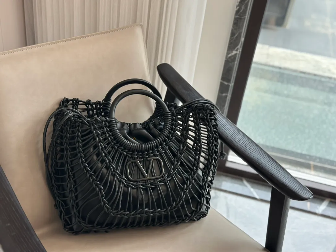 ¥540 Valentino Loco is a must-have for beautiful fairies and is so pretty. Hand-held shoulder bag unlocks fashion charm. It can be salty or sweet. The most beautiful girl on the street. Size 38 32cm. Comes with folding gift box.
