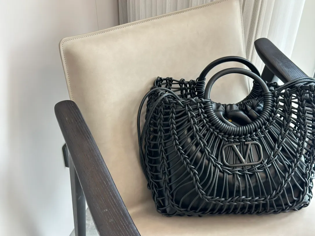 ¥540 Valentino Loco is a must-have for beautiful fairies and is so pretty. Hand-held shoulder bag unlocks fashion charm. It can be salty or sweet. The most beautiful girl on the street. Size 38 32cm. Comes with folding gift box.