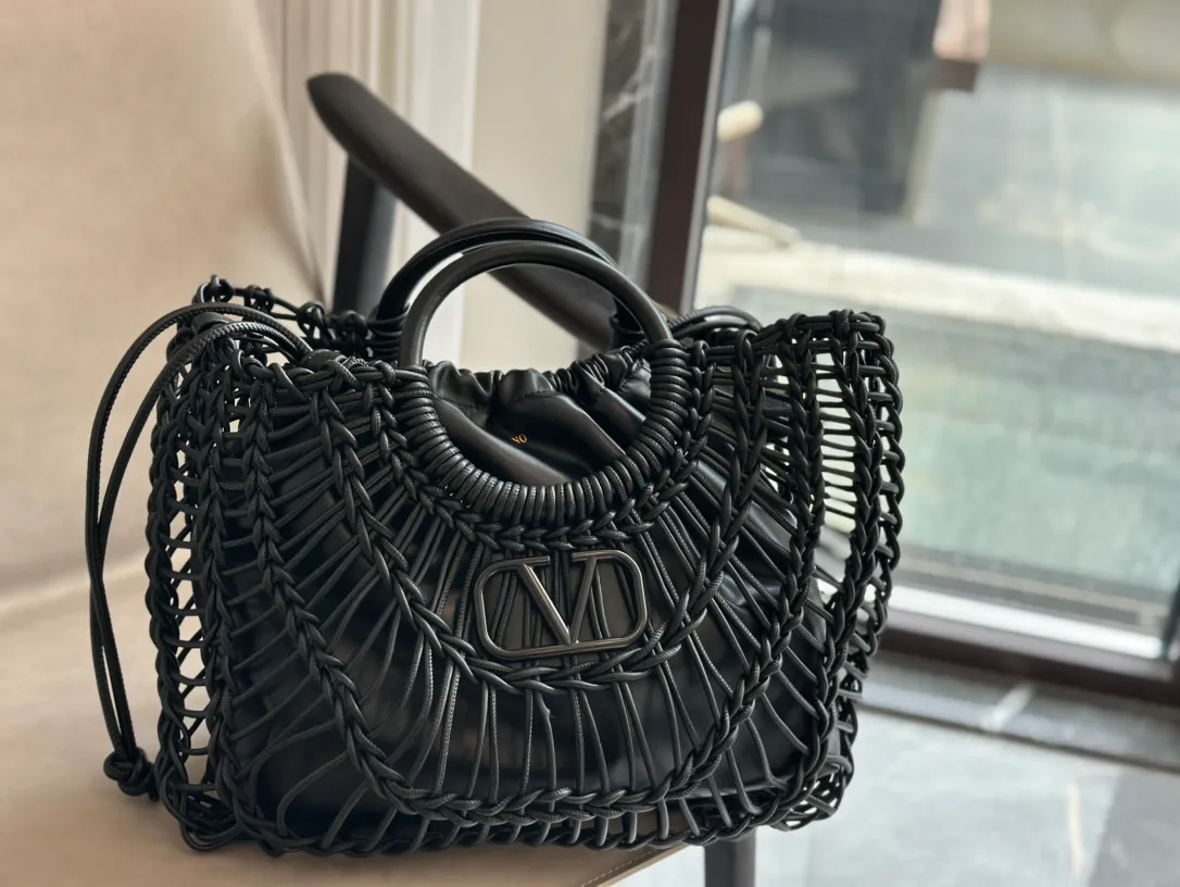 ¥540 Valentino Loco is a must-have for beautiful fairies and is so pretty. Hand-held shoulder bag unlocks fashion charm. It can be salty or sweet. The most beautiful girl on the street. Size 38 32cm. Comes with folding gift box.