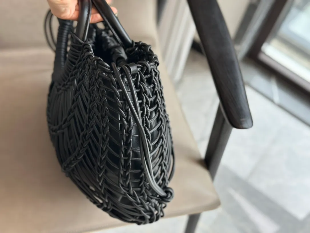 ¥540 Valentino Loco is a must-have for beautiful fairies and is so pretty. Hand-held shoulder bag unlocks fashion charm. It can be salty or sweet. The most beautiful girl on the street. Size 38 32cm. Comes with folding gift box.