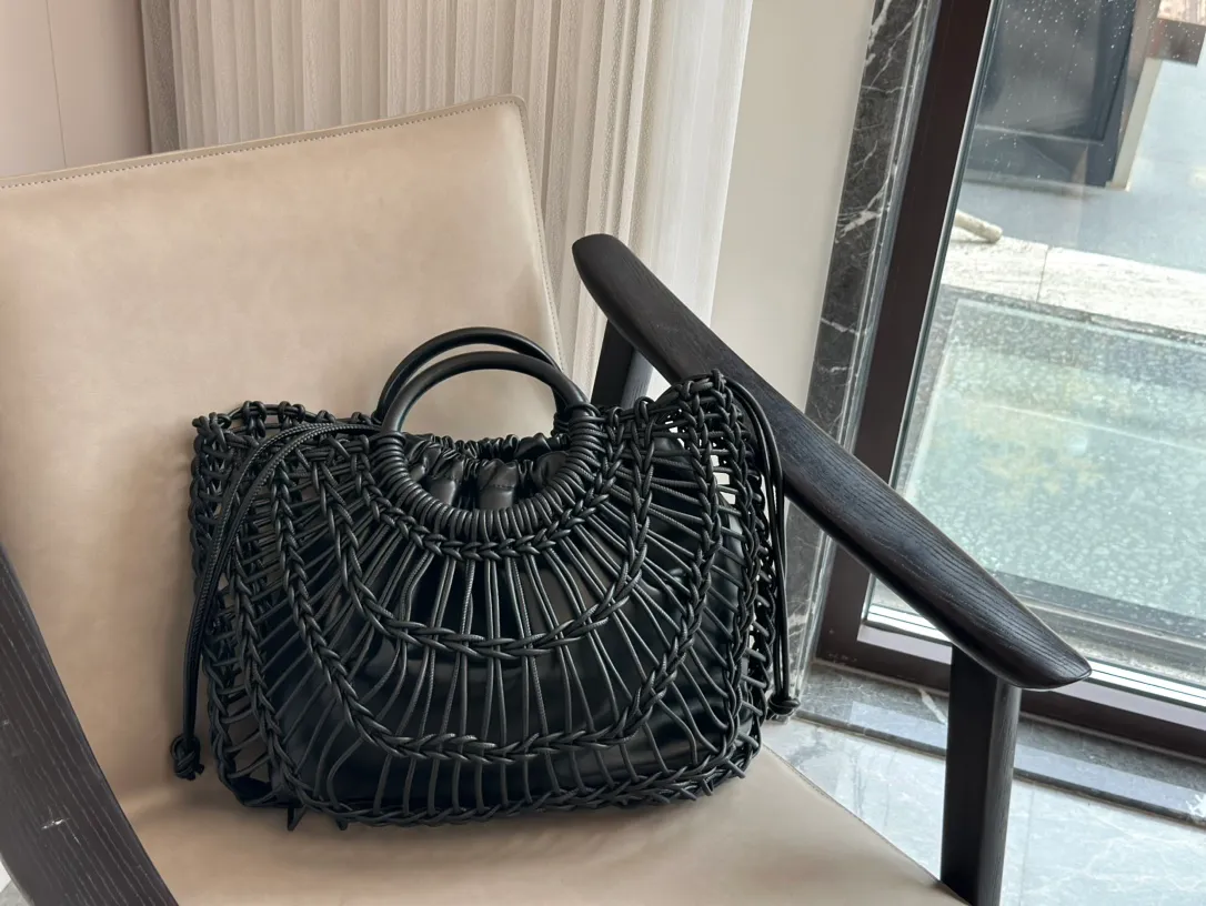 ¥540 Valentino Loco is a must-have for beautiful fairies and is so pretty. Hand-held shoulder bag unlocks fashion charm. It can be salty or sweet. The most beautiful girl on the street. Size 38 32cm. Comes with folding gift box.