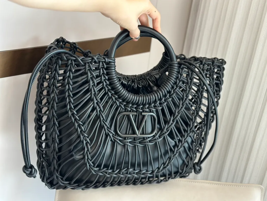 ¥540 Valentino Loco is a must-have for beautiful fairies and is so pretty. Hand-held shoulder bag unlocks fashion charm. It can be salty or sweet. The most beautiful girl on the street. Size 38 32cm. Comes with folding gift box.