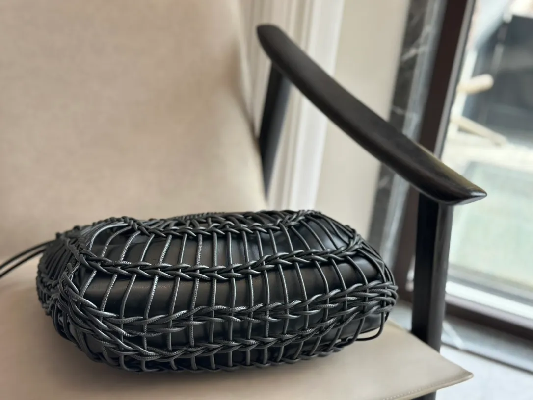 ¥540 Valentino Loco is a must-have for beautiful fairies and is so pretty. Hand-held shoulder bag unlocks fashion charm. It can be salty or sweet. The most beautiful girl on the street. Size 38 32cm. Comes with folding gift box.