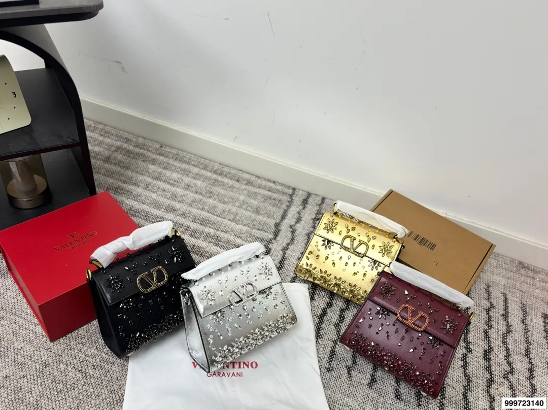 p460 Valentino handbag with folding box. This time Valentino has really stepped up its game. It is favored by celebrities from all walks of life ~ The simple design is not only artistic but also exquisite. Premium size: 19 15
