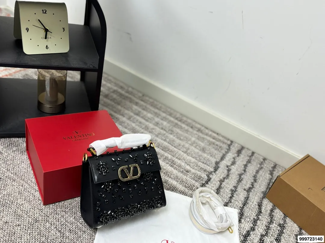 p460 Valentino handbag with folding box. This time Valentino has really stepped up its game. It is favored by celebrities from all walks of life ~ The simple design is not only artistic but also exquisite. Premium size: 19 15