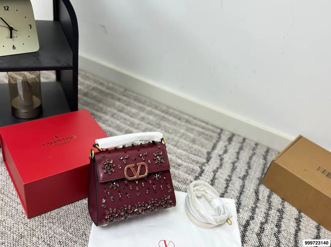 p460 Valentino handbag with folding box. This time Valentino has really stepped up its game. It is favored by celebrities from all walks of life ~ The simple design is not only artistic but also exquisite. Premium size: 19 15