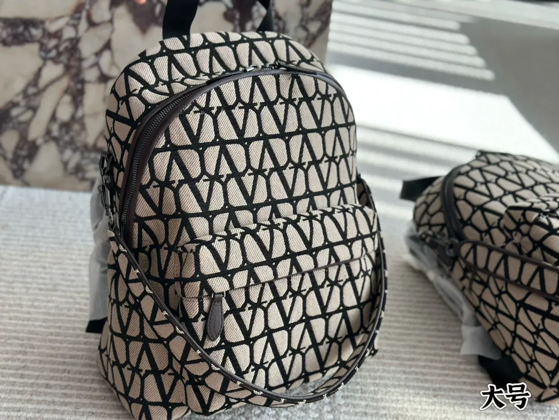 💰480, 200 Valentino haute couture backpack is so beautiful! Not a soft feeling! It feels great! Pair it with denim shorts and a big backpack! Just think about it🤔️it’s full of positive energy! Size: 25 32cm small 38 30cm large