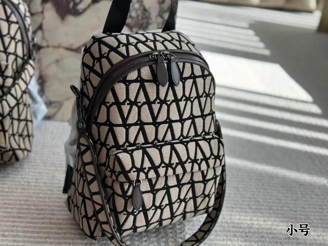 💰480, 200 Valentino haute couture backpack is so beautiful! Not a soft feeling! It feels great! Pair it with denim shorts and a big backpack! Just think about it🤔️it’s full of positive energy! Size: 25 32cm small 38 30cm large
