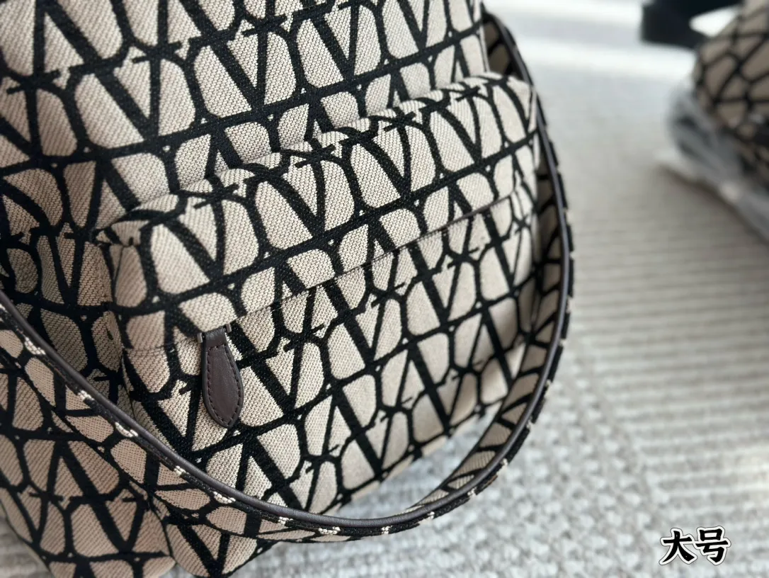 💰480, 200 Valentino haute couture backpack is so beautiful! Not a soft feeling! It feels great! Pair it with denim shorts and a big backpack! Just think about it🤔️it’s full of positive energy! Size: 25 32cm small 38 30cm large