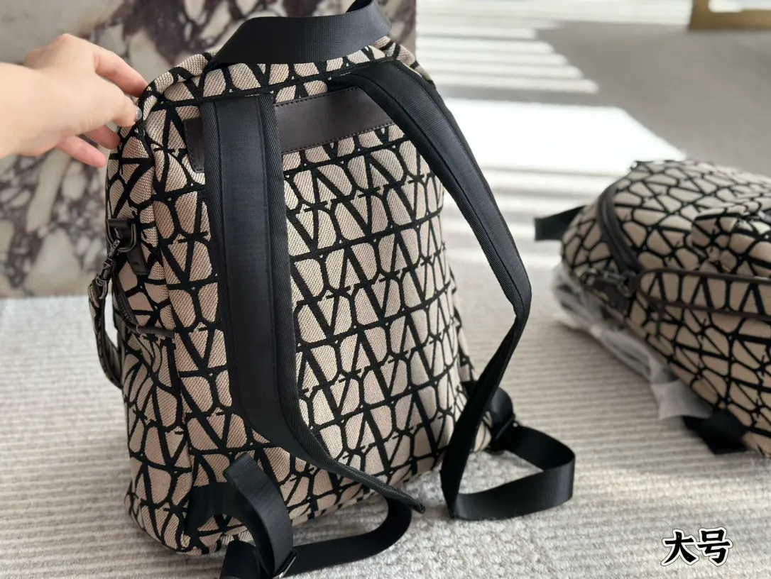 💰480, 200 Valentino haute couture backpack is so beautiful! Not a soft feeling! It feels great! Pair it with denim shorts and a big backpack! Just think about it🤔️it’s full of positive energy! Size: 25 32cm small 38 30cm large