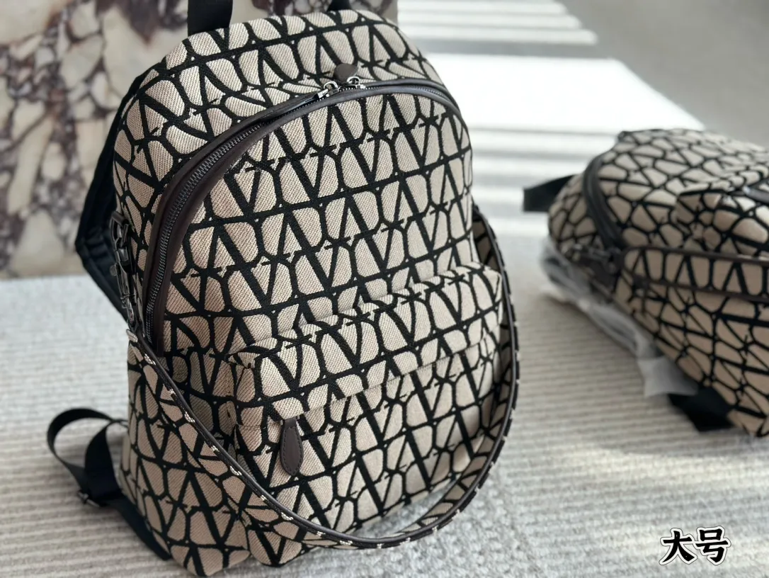 💰480, 200 Valentino haute couture backpack is so beautiful! Not a soft feeling! It feels great! Pair it with denim shorts and a big backpack! Just think about it🤔️it’s full of positive energy! Size: 25 32cm small 38 30cm large
