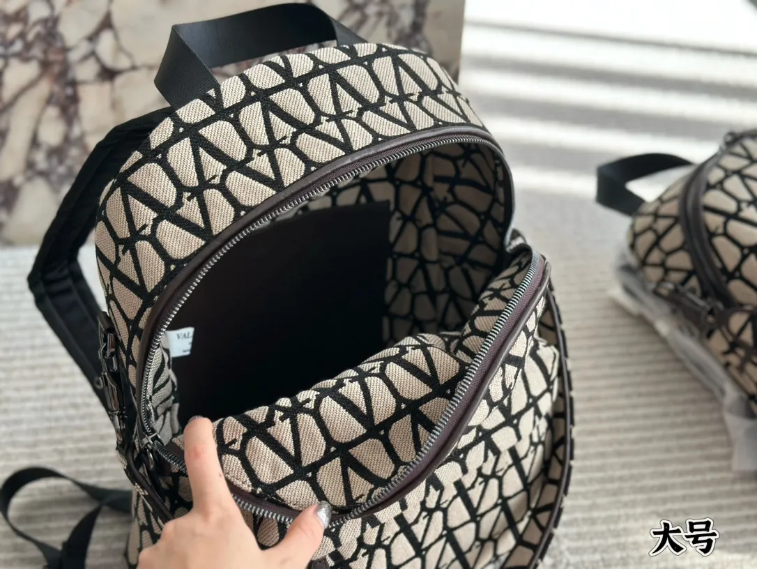 💰480, 200 Valentino haute couture backpack is so beautiful! Not a soft feeling! It feels great! Pair it with denim shorts and a big backpack! Just think about it🤔️it’s full of positive energy! Size: 25 32cm small 38 30cm large