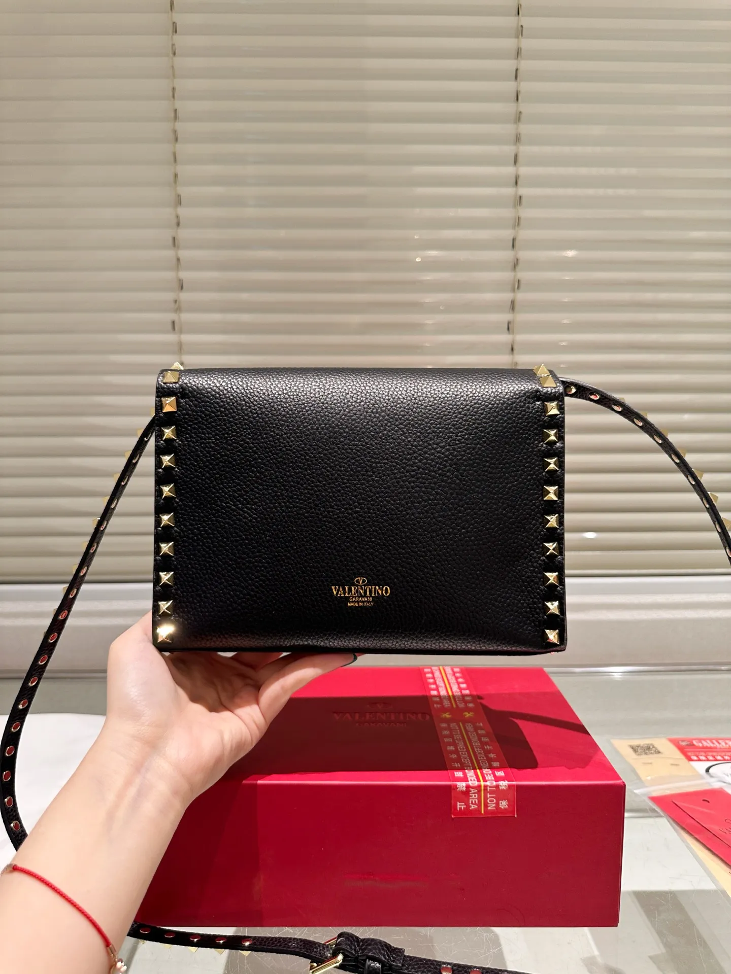 P420 Folding Box ⚠️Size 23.16 Valentino crossbody bag. The sense of luxury is overflowing. This look is very versatile. No matter how you carry it, there is no pressure. Which girl can refuse such a beautiful bag?