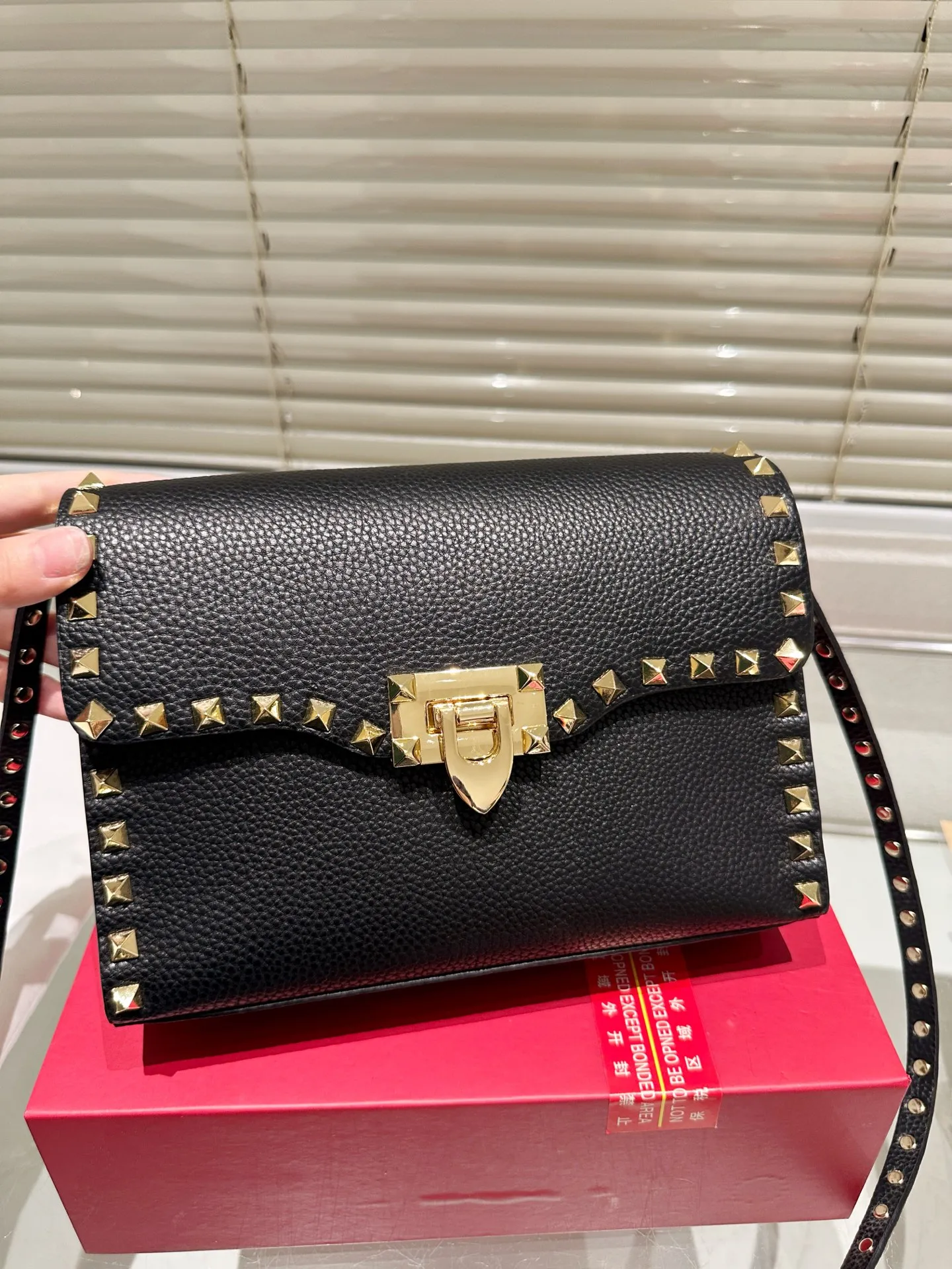 P420 Folding Box ⚠️Size 23.16 Valentino crossbody bag. The sense of luxury is overflowing. This look is very versatile. No matter how you carry it, there is no pressure. Which girl can refuse such a beautiful bag?