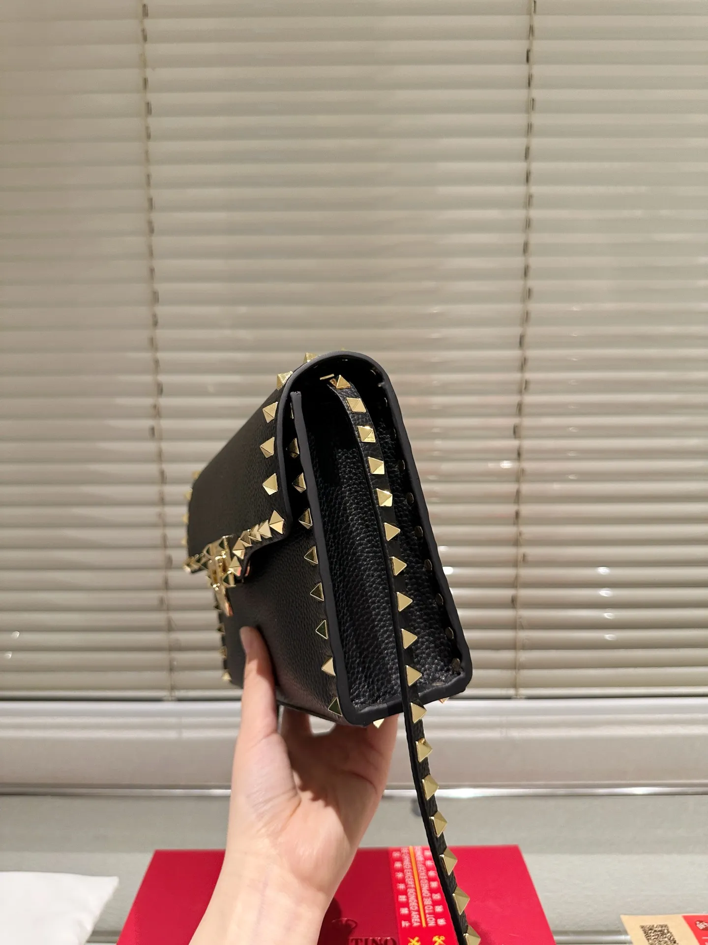 P420 Folding Box ⚠️Size 23.16 Valentino crossbody bag. The sense of luxury is overflowing. This look is very versatile. No matter how you carry it, there is no pressure. Which girl can refuse such a beautiful bag?