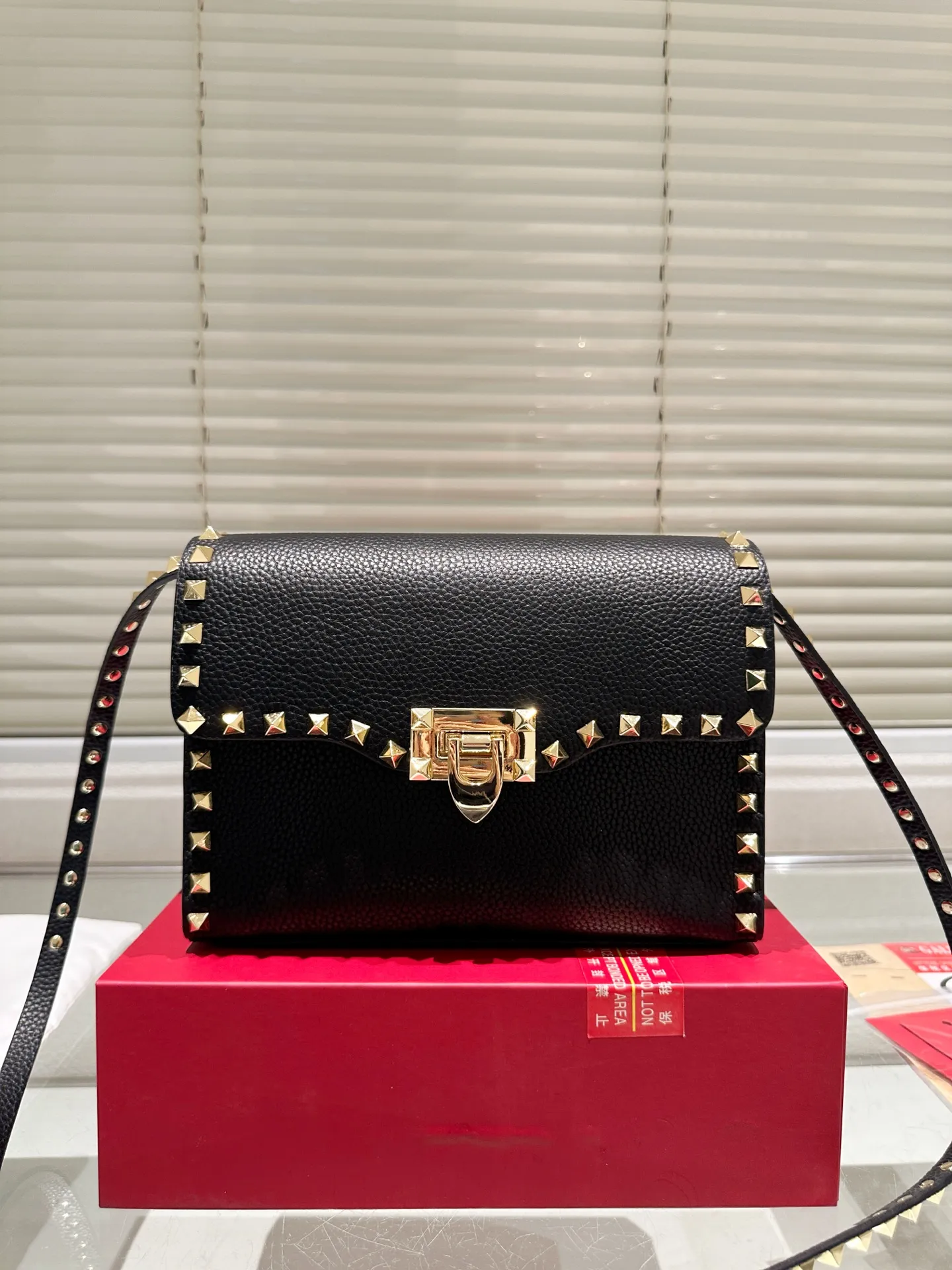 P420 Folding Box ⚠️Size 23.16 Valentino crossbody bag. The sense of luxury is overflowing. This look is very versatile. No matter how you carry it, there is no pressure. Which girl can refuse such a beautiful bag?