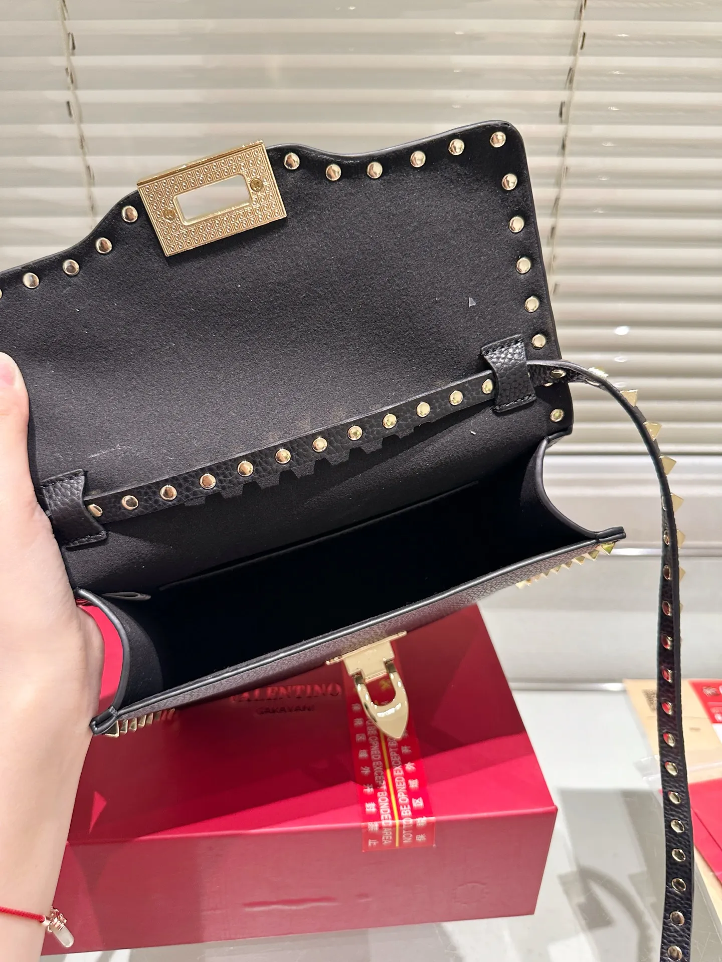 P420 Folding Box ⚠️Size 23.16 Valentino crossbody bag. The sense of luxury is overflowing. This look is very versatile. No matter how you carry it, there is no pressure. Which girl can refuse such a beautiful bag?
