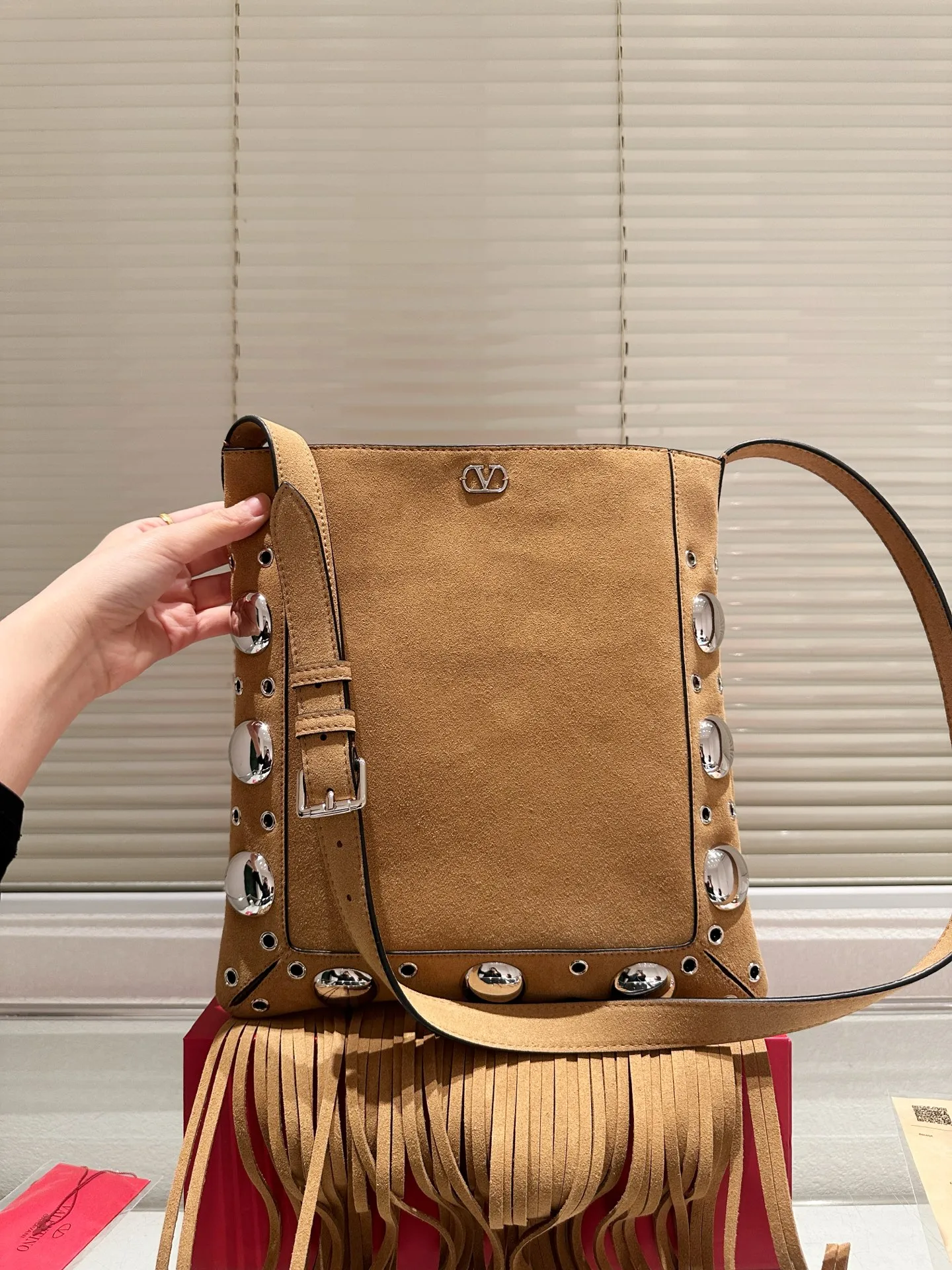 P480 box size: 28 30cm Valentino new product! Who can resist this style? It’s totally okay to wear in spring, summer, autumn and winter~