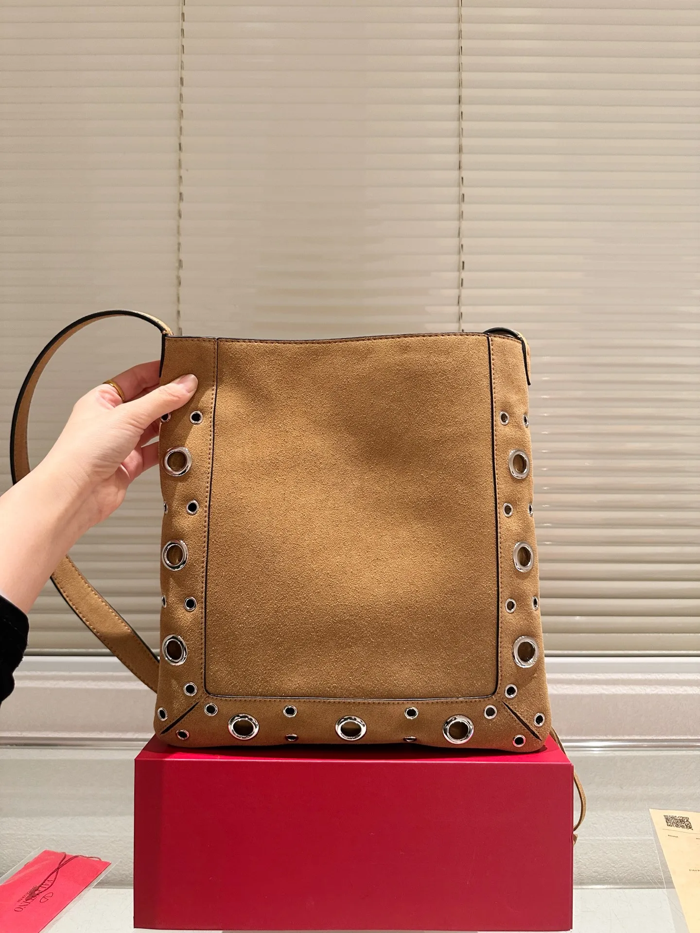 P480 box size: 28 30cm Valentino new product! Who can resist this style? It’s totally okay to wear in spring, summer, autumn and winter~
