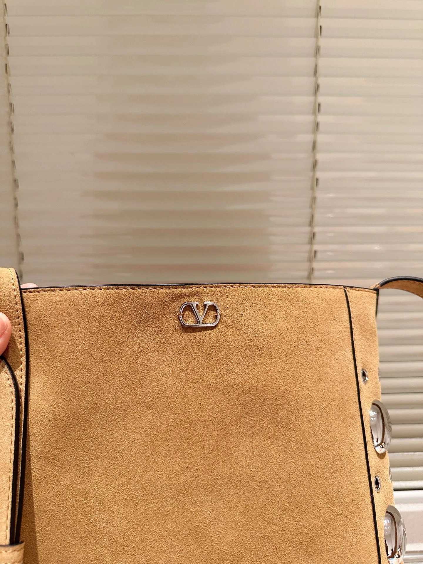 P480 box size: 28 30cm Valentino new product! Who can resist this style? It’s totally okay to wear in spring, summer, autumn and winter~